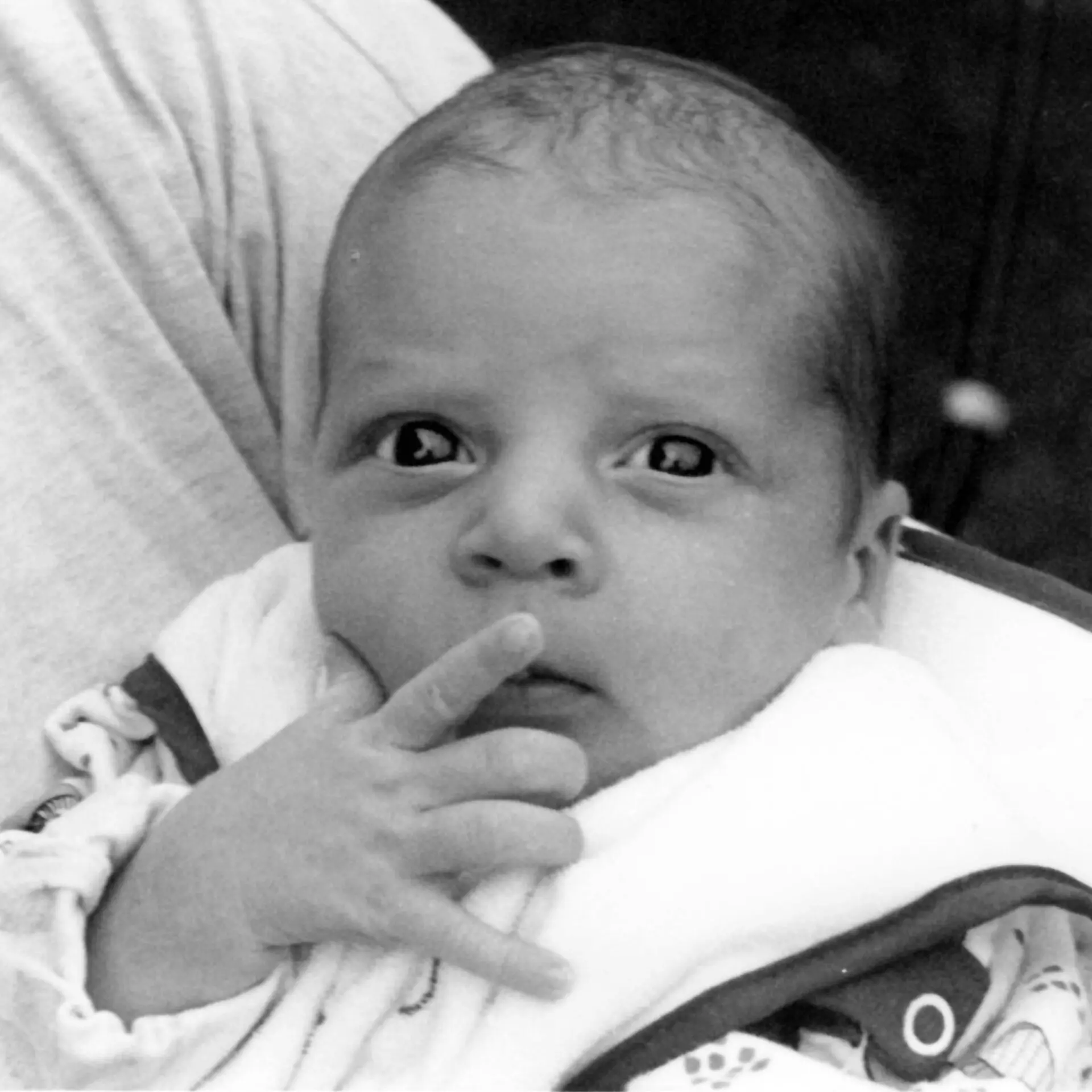 claire-deprez-enfant-doight-bouche