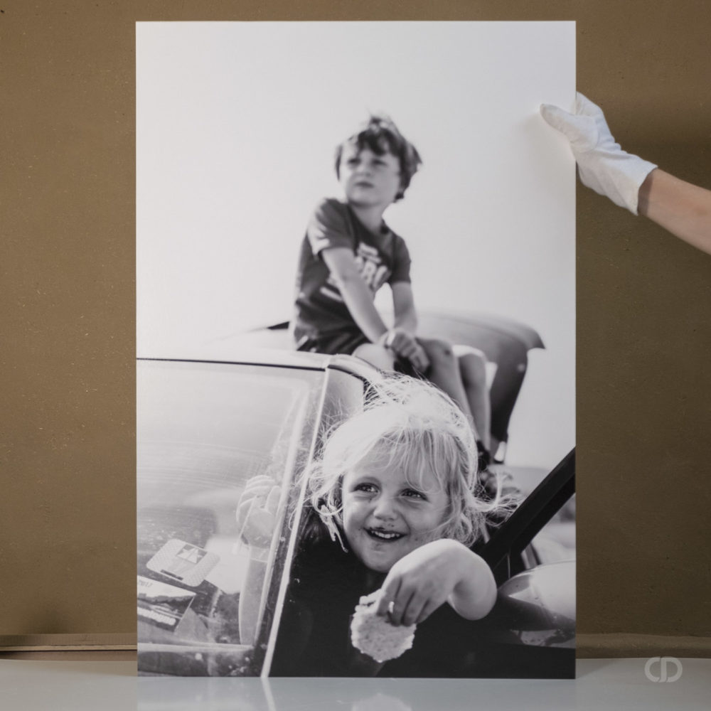 Photographie d'enfants dans voiture en noir et blanc