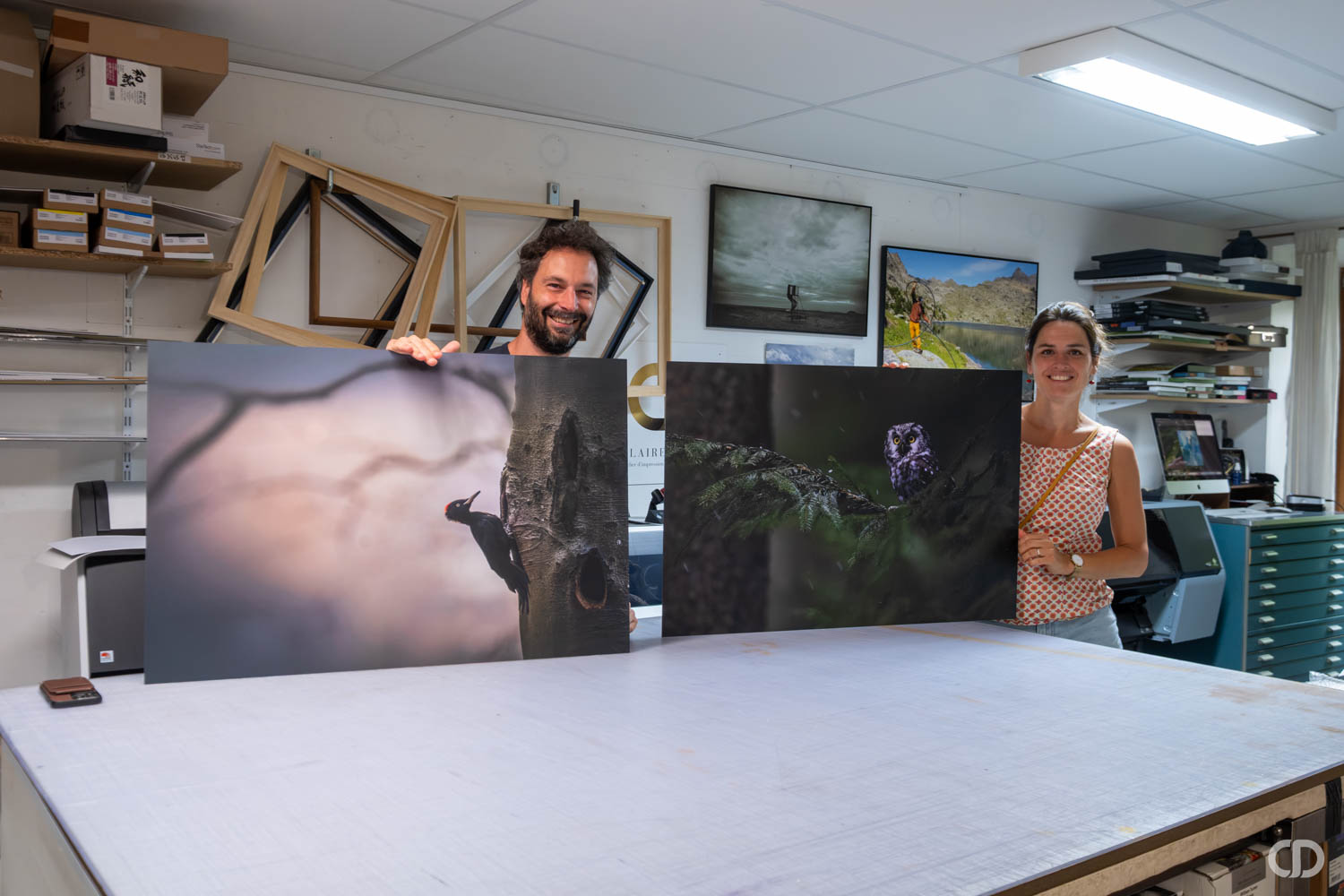Artistes contents tenant leur oeuvre imprimée à l'Atelier Claire Deprez