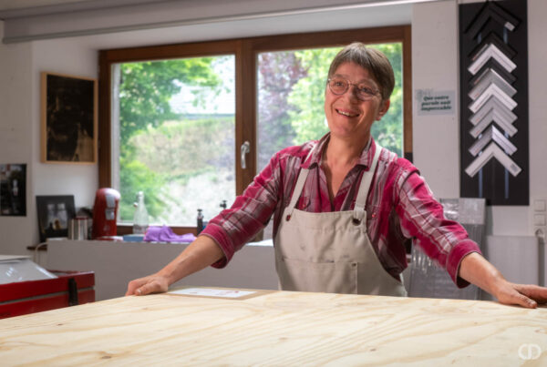 Claire Deprez souriante dans son atelier