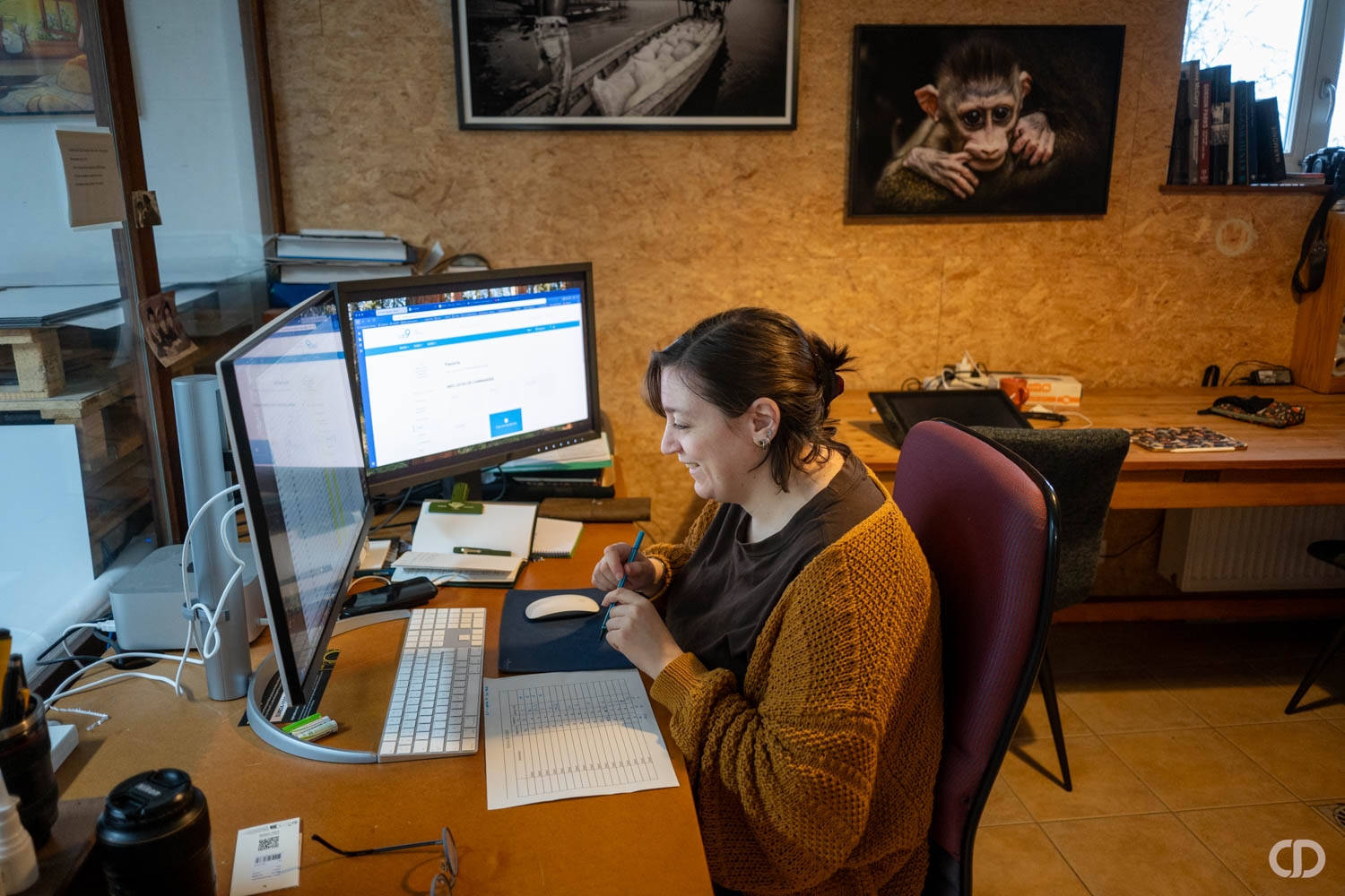 Jeune femme souriant derrière un ordinateur