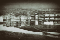 Reflet de batiments sur l'eau