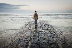 Sentiments mêlés. #Photographie #Photographer #Douceur #Eau #Sentiments #Mer #Ocean #Sable#Douceur #Eau #Sentiments #Mer #Ocean #Sable #photography #landscape #nature #photographer #art #artistsofinstagram #artist #naturelovers #instadaily #light #landscape_lovers
#lansdcape_captures #Fuji. Femme debout face à la mer