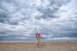 Toboggan sur la plage face à la mer