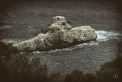 Roche à la surface de la mer