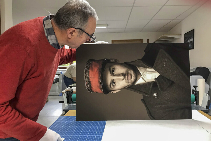 @Phil Drecq Encadrement contrecollé Dibond homme au chapeau