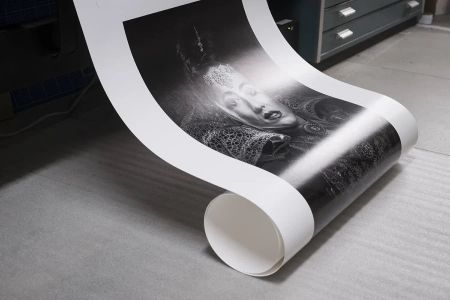 Tirage photo grand format femme costume